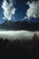 <center>Mais la brume est restée accrochée au village.

 brume massif alpin grand paradis 